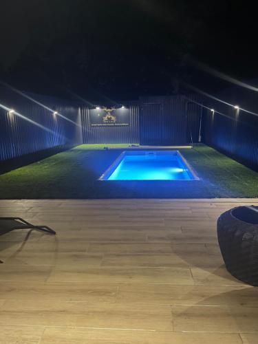 昆西Spalace的游泳池在晚上点亮,灯光照亮