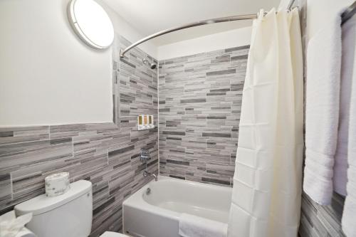 旧金山联合广场酒店的带浴缸、卫生间和盥洗盆的浴室