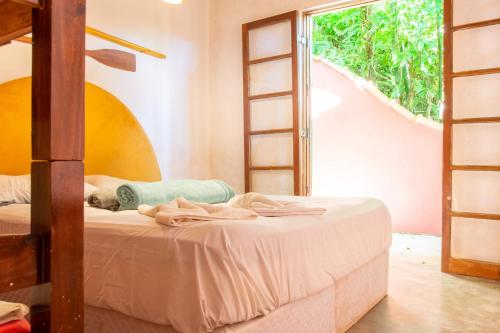 伊利亚贝拉Sambaqui Hostel的一间卧室设有两张双层床和梯子