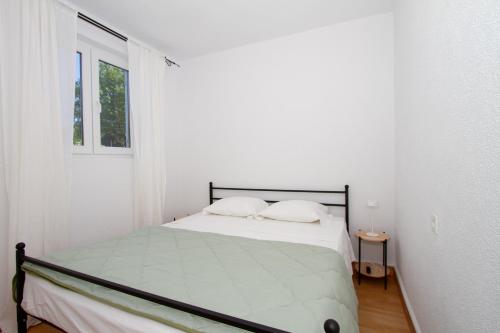 克拉吉Sole e Limone的白色的卧室设有床和窗户