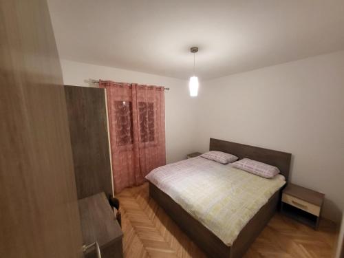 拉布Padova 2的一间小卧室,配有床和窗户