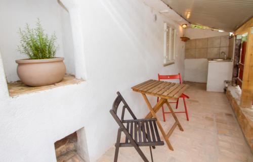 克拉吉Sole e Limone的庭院配有桌椅和植物