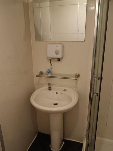 格拉斯哥Guest House Private Room near Glasgow City Centre St George's Rd的浴室设有白色水槽和镜子