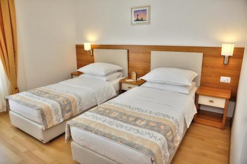 默主歌耶莱昂纳多酒店的酒店客房,设有两张床和两张桌子
