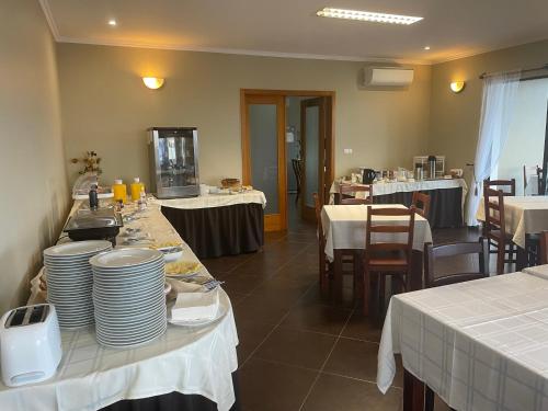 马达莱纳Villa Da Madalena的餐桌和白板的用餐室