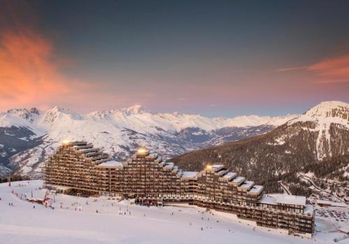 艾姆拉普拉涅Appartement Aime 2000的山地滑雪场的酒店