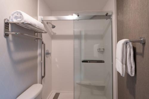 阿卡迪亚SpringHill Suites Pasadena Arcadia的浴室设有玻璃淋浴间和卫生间