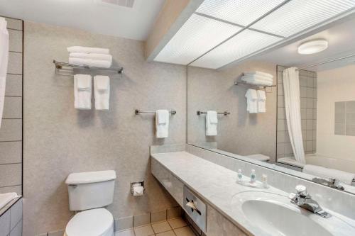 亨丁顿亨廷顿康福特酒店的一间带水槽、卫生间和镜子的浴室