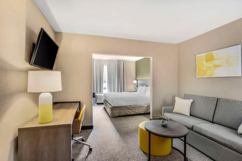 亨丁顿亨廷顿康福特酒店的酒店客房设有一张沙发和一张床