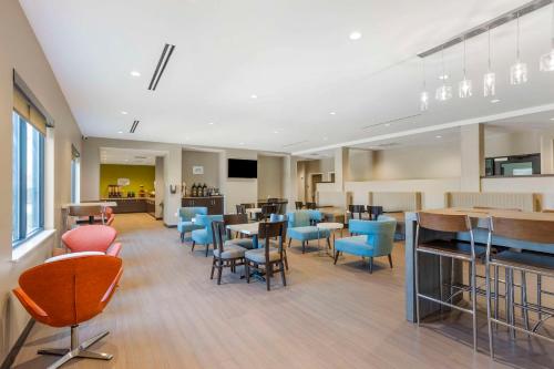 约克MainStay Suites North - Central York的大楼里一间设有五颜六色椅子和桌子的等候室