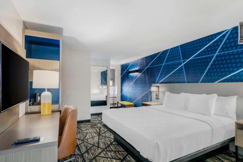 堪萨斯城Comfort Inn的酒店客房设有一张大床和一张书桌。