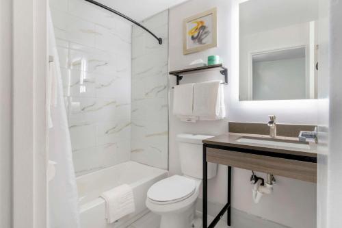 堪萨斯城Comfort Inn的白色的浴室设有卫生间和水槽。