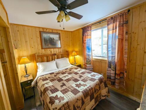 加德纳Yellowstone's Treasure Cabins的一间卧室配有一张床和吊扇