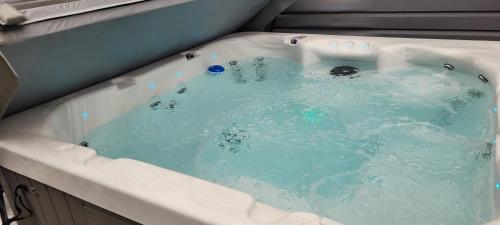 国王海滩Lakeside hotel room #1 in Kings Beach的浴缸里装满蓝色的水