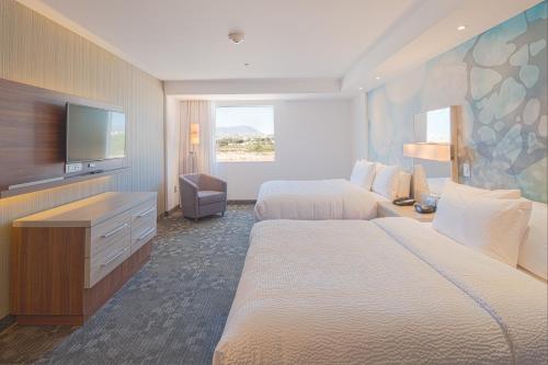 萨尔蒂约萨尔蒂约万豪万怡酒店的酒店客房设有两张床和一台平面电视。