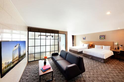 平泽市Pyeongtaek K-tree Hotel的酒店客房,配有床和沙发