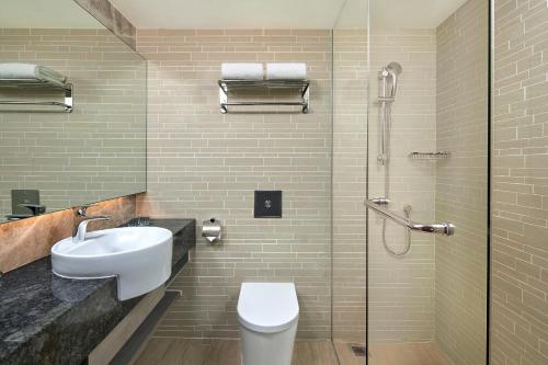新加坡Four Points by Sheraton Singapore, Riverview的浴室配有卫生间、盥洗盆和淋浴。