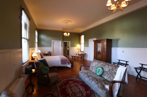 BeaconsfieldThe Exchange Hotel - Offering Heritage Style Accommodation的客厅配有床和沙发