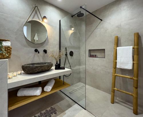 Áno MeriáAegean Balcony Studio的一间带水槽和淋浴的浴室