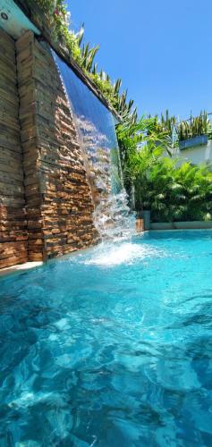 圣玛尔塔Ritacuba House Boutique的一个带喷泉的游泳池