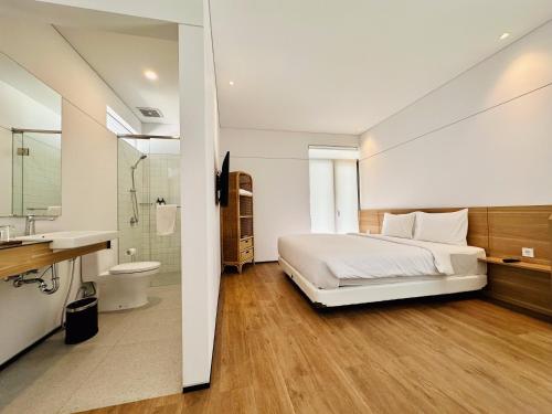 万隆Bungalow Homes的一间带大床的卧室和一间浴室