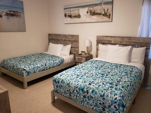 佩尼亚斯科港Corona Del Sol 1003, Puerto Peñasco, Las Conchas的一间卧室配有两张床和一张桌子