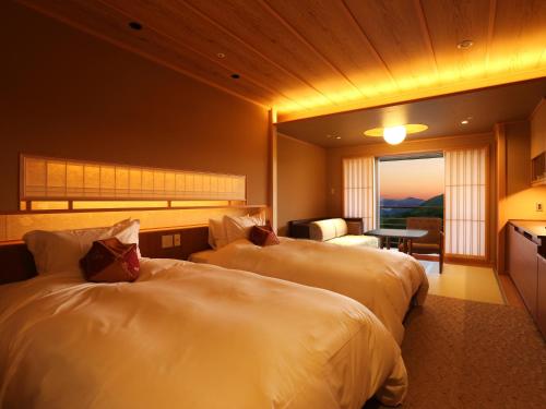 神户有马日式旅馆的酒店客房带两张床和一个客厅