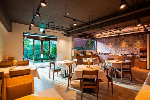 台北台北星辰大饭店的一间在房间内配有桌椅的餐厅