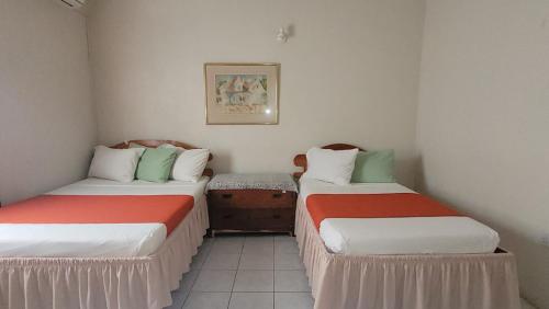 CalliaquaCasa Villa Apartments的一间客房内配有两张床的房间