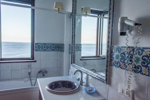 利帕里罗夏阿祖雷酒店的一间带水槽和镜子的浴室