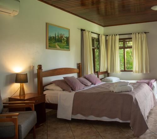 戈亚斯州上帕莱索Pousada Casa Rosa的一间卧室设有两张床和窗户。