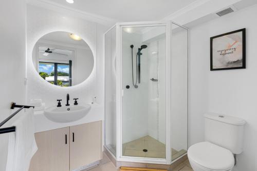 凯恩斯The Loft Cairns的白色的浴室设有水槽和淋浴。
