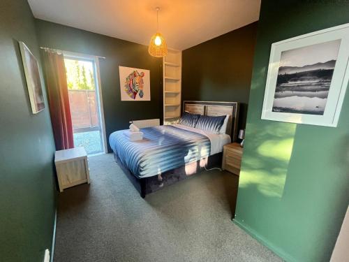 特卡波湖Luxury Lake View House的一间卧室设有一张床和一个窗口