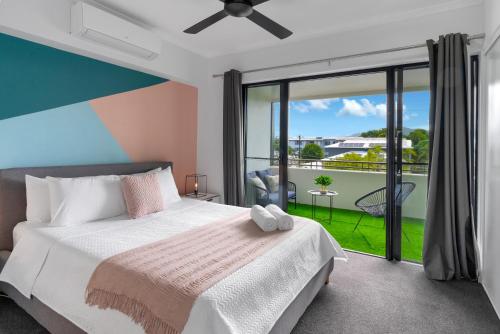 凯恩斯The Loft Cairns的一间卧室设有一张床和一个阳台