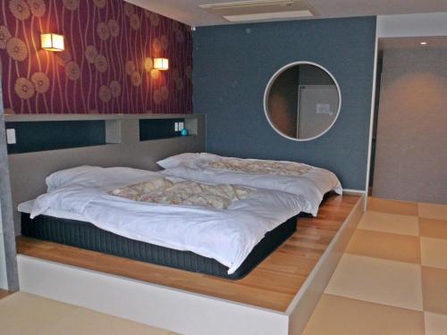笛吹市平安日式旅馆的一间卧室设有两张床,墙上设有一面镜子
