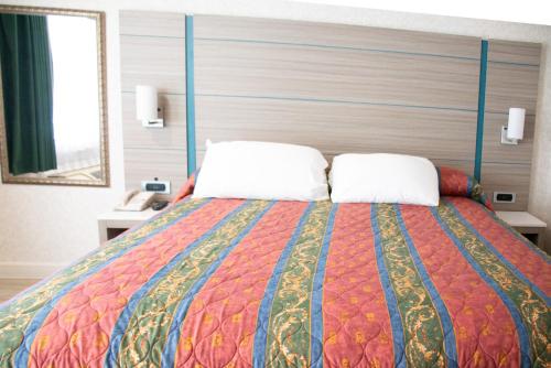 海沃德迪斯科瓦利旅馆的一间卧室配有一张大床和两个枕头