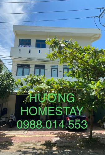 头顿HOMESTAY HƯƠNG的建筑前的标志