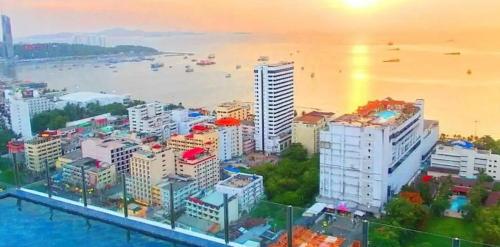 芭堤雅市中心The BASE Central PATTAYA 2Bed on Sky的享有城市的空中景色,拥有海滩和建筑