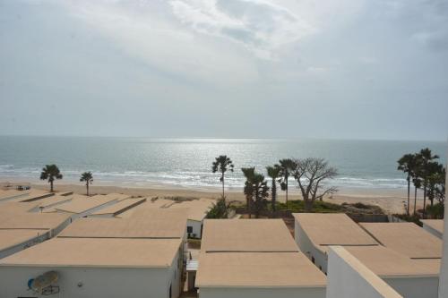 BijiloLuxury & Comfort, with Pool and Ocean Views的从大楼的阳台上可欣赏到海滩景色