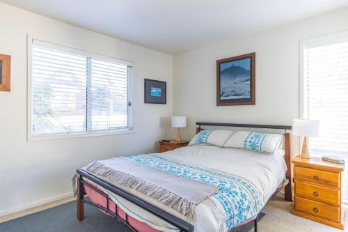 贝拉拉泻湖沙滩小屋的一间卧室设有一张床和两个窗户。