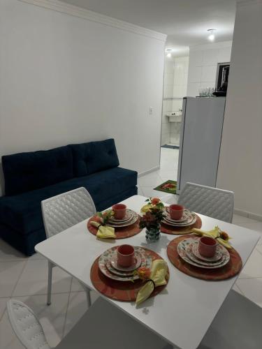 彼得罗利纳Apartamento em Petrolina - Próximo ao Shopping的一张白色桌子,上面放着食物板