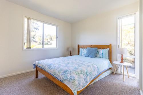 贝拉拉贝拉拉泻湖前小木屋度假屋的一间卧室设有一张床和两个窗户。