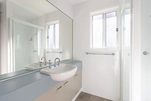 贝拉拉贝拉拉泻湖前小木屋度假屋的白色的浴室设有水槽和镜子