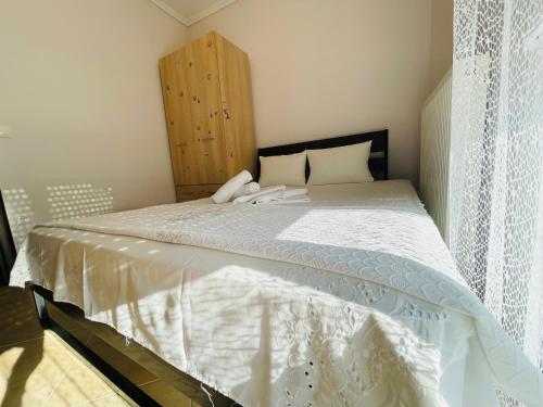 尼亚·卡利克拉提亚D & J Luxury House的一间卧室配有一张带白色寝具的大床