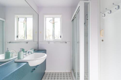 贝拉拉Kangaroo Cabin的白色的浴室设有水槽和淋浴。