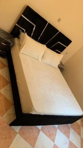 纳祖尔Kornich的一张带黑色床头板和白色枕头的床
