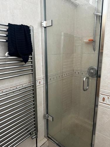 AddingtonLovely room in South London的浴室里设有玻璃门淋浴