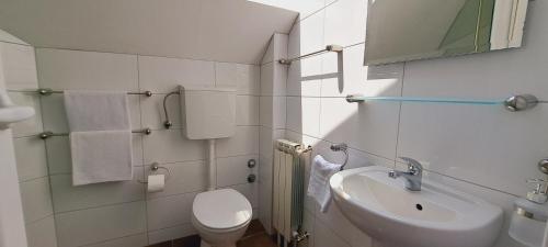贝尔格莱德Magellan Apartments的白色的浴室设有卫生间和水槽。
