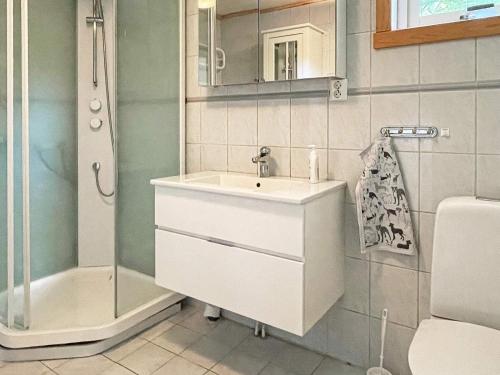 瓦尔科瑞尔Holiday home VAREKIL VI的一间带水槽和淋浴的浴室