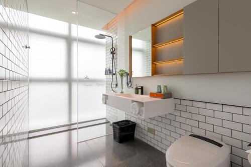深圳深圳宝安前海Pagoda君亭设计酒店的浴室配有白色卫生间和盥洗盆。